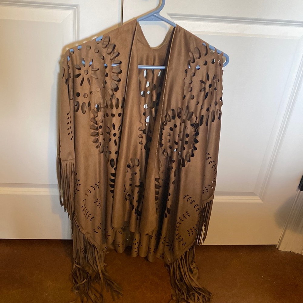 Women’s suedette cutout fringed cape.